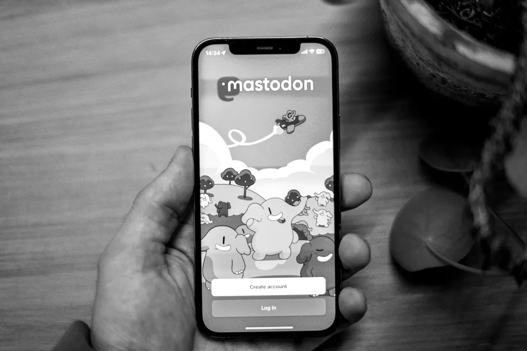 Co to jest Mastodon i czym się różni od X-a, Blueskya czy Threadsów?